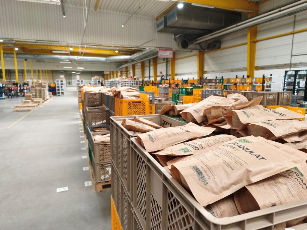 Polska marka zdrowej żywności Zielona Esencja pakuje i wysyła produkty ze swojego zakładu w Pyrzycach.